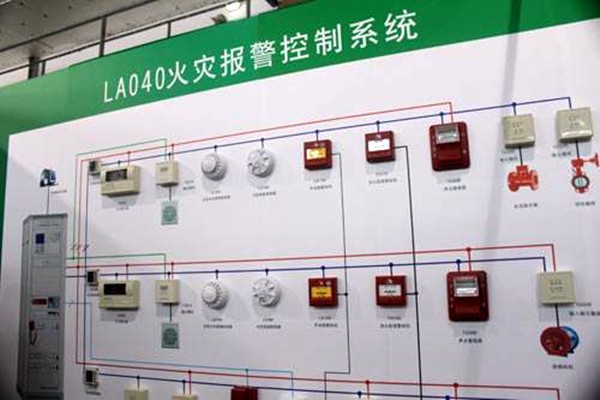出现火警时，楼宇控制系统如何快速做出反应？